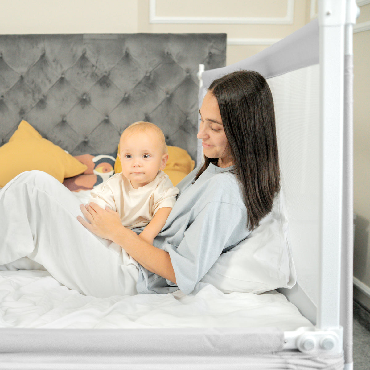 Mama mit Baby im Bett mit Premium Bettgitter