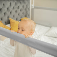 Baby schaut über das Premium Bettgitter am Elternbett