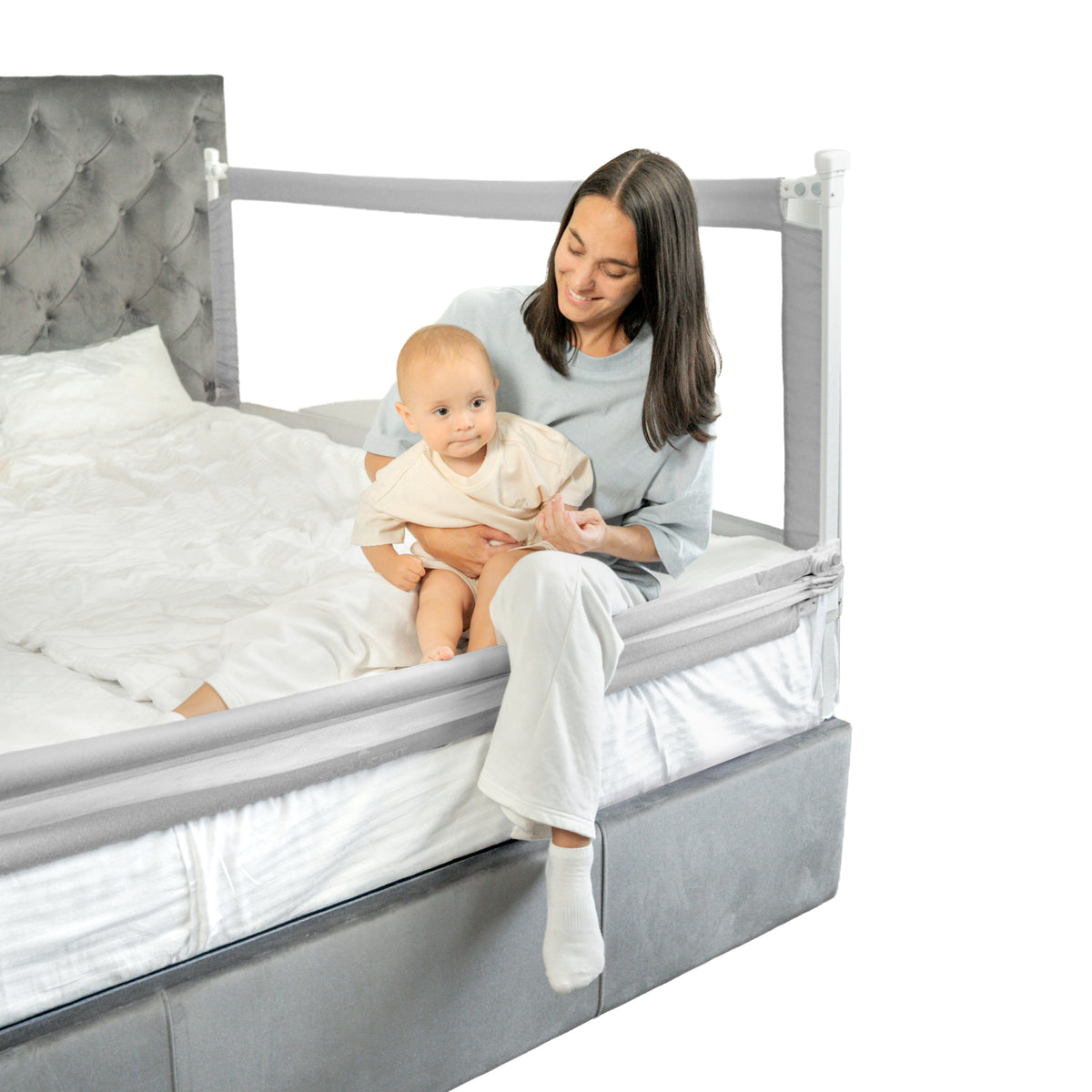 Mama mit Baby am Bett mit Premium Bettgitter