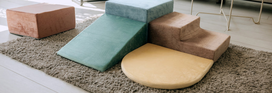 Schaumstoff Bausteine in Pastell auf dem Teppich