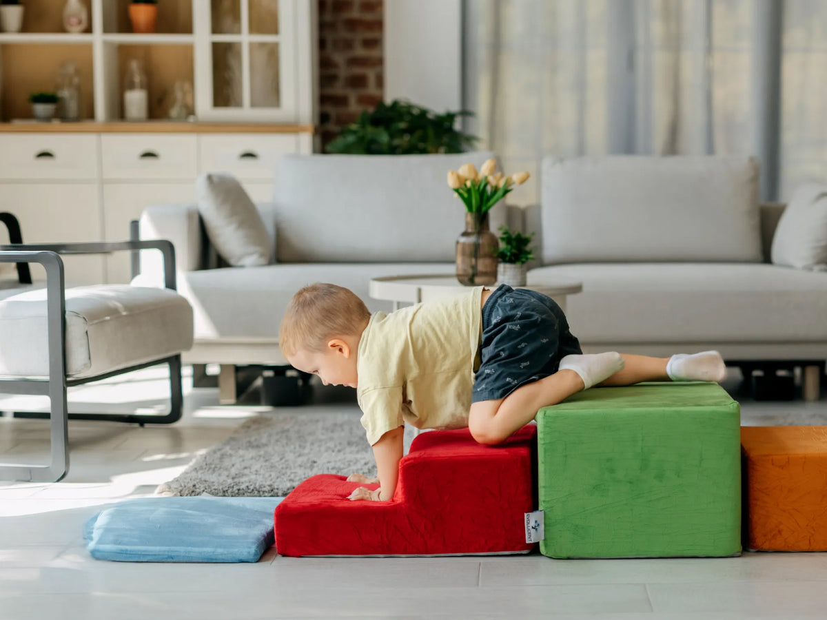 Kind krabbelt über die bunten Bausteine